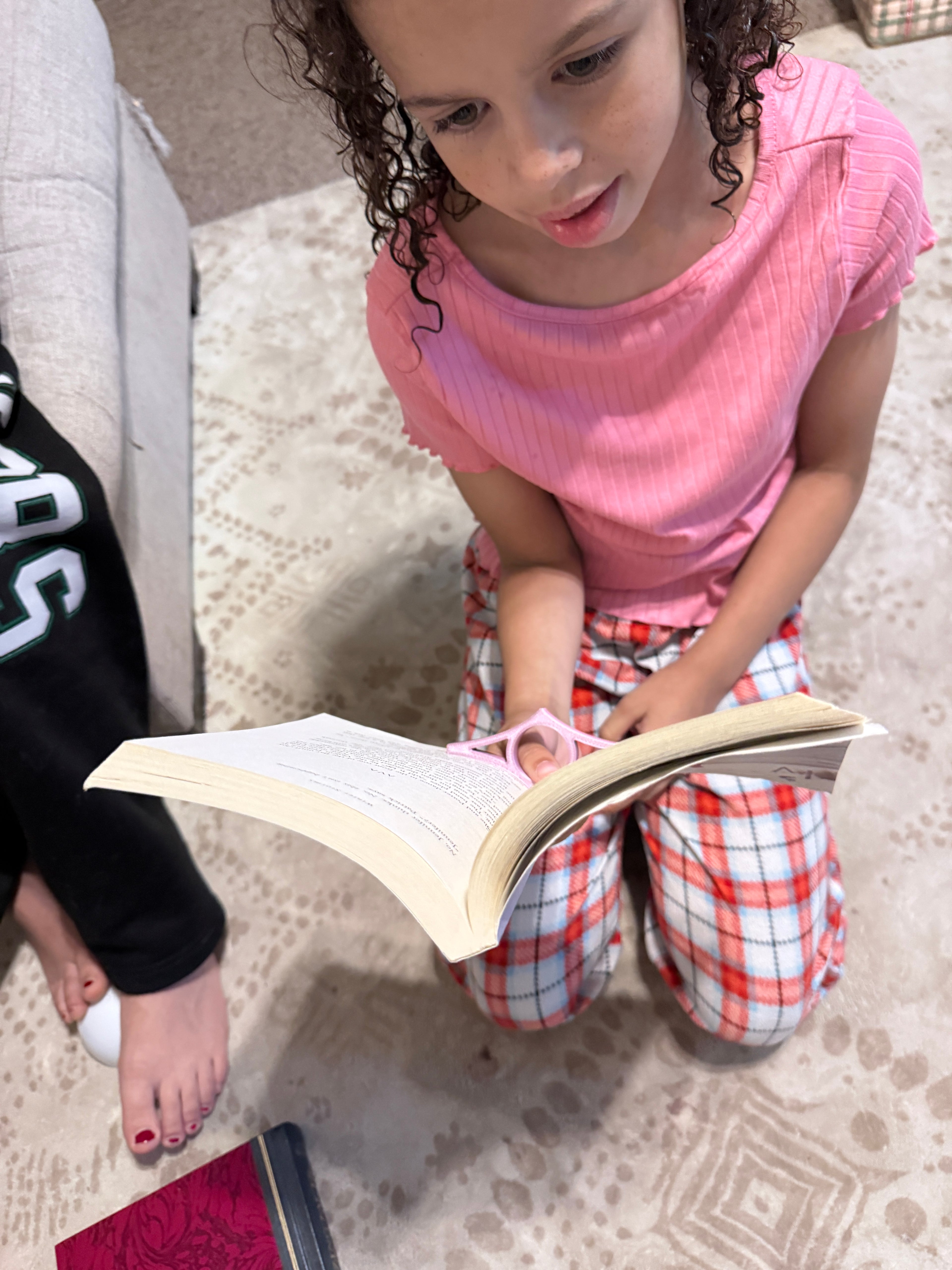 Book Page Holder | Comfortable One-Hand Reading Tool